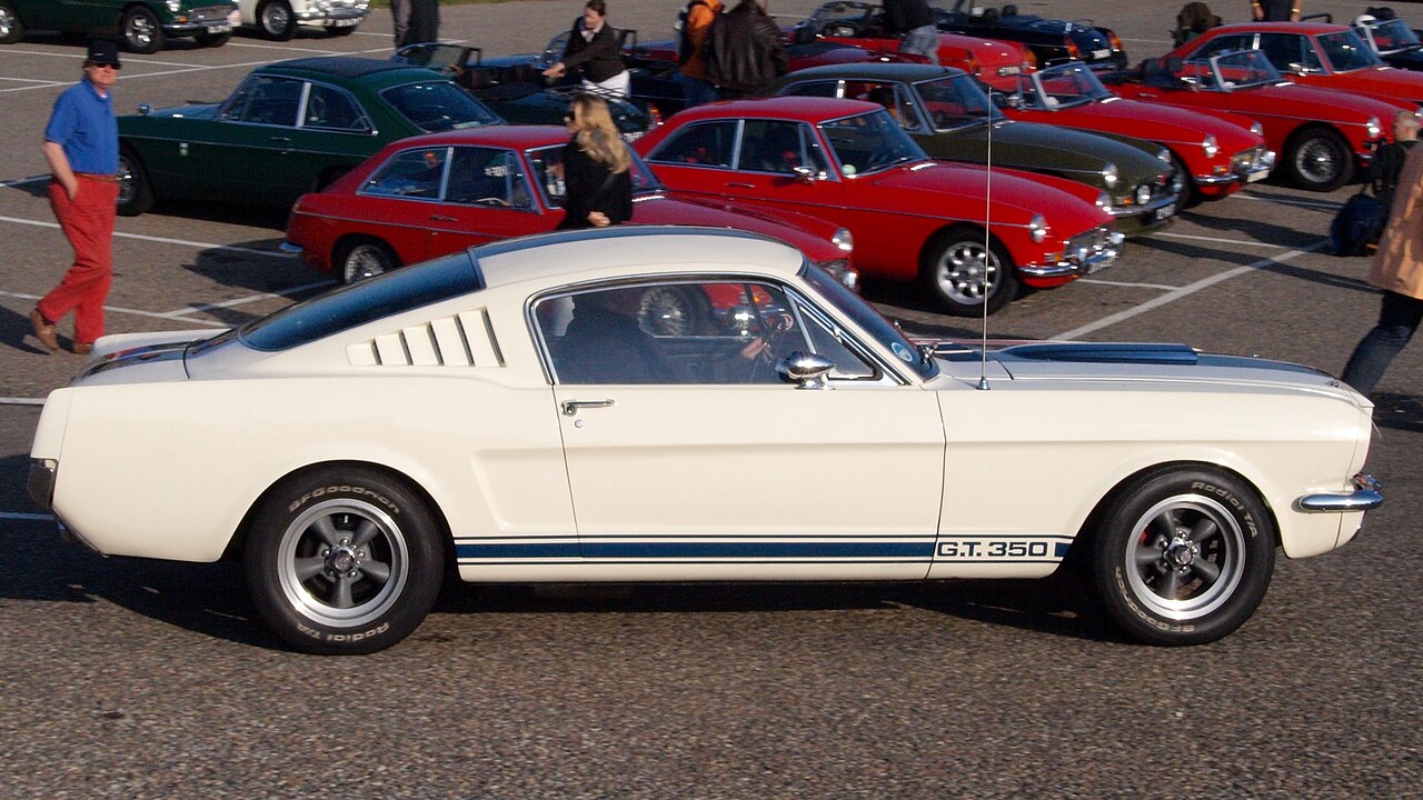 Белый Ford Mustang Shelby GT350 среди классических автомобилей